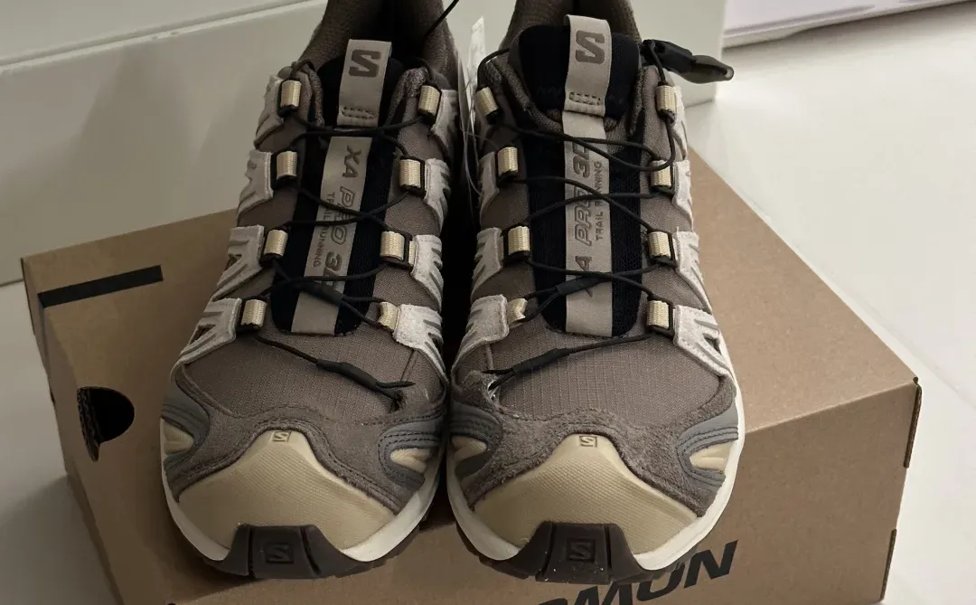 求助，为什么俩只鞋不一样呢