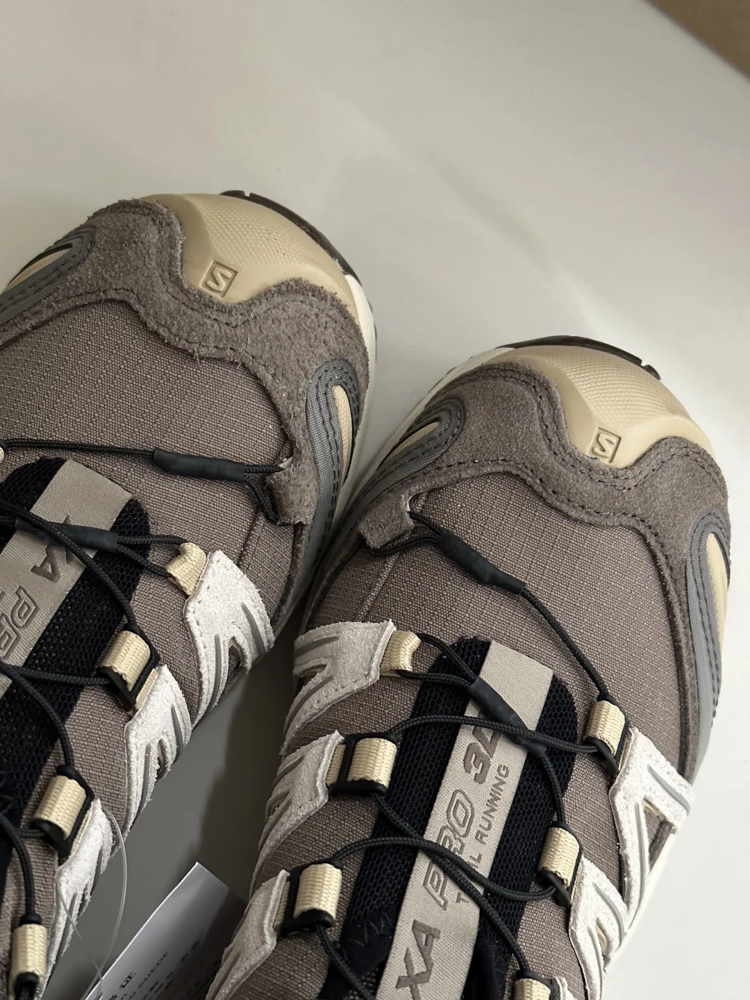 求助，为什么俩只鞋不一样呢