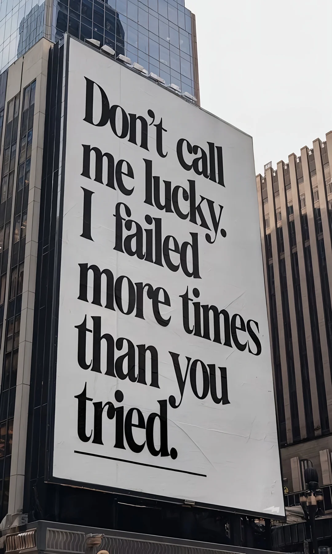 在黑暗处提炼光，于孤绝中唤醒勇