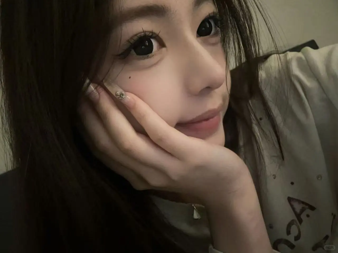 我妈蕞近总盯着我的脸看….