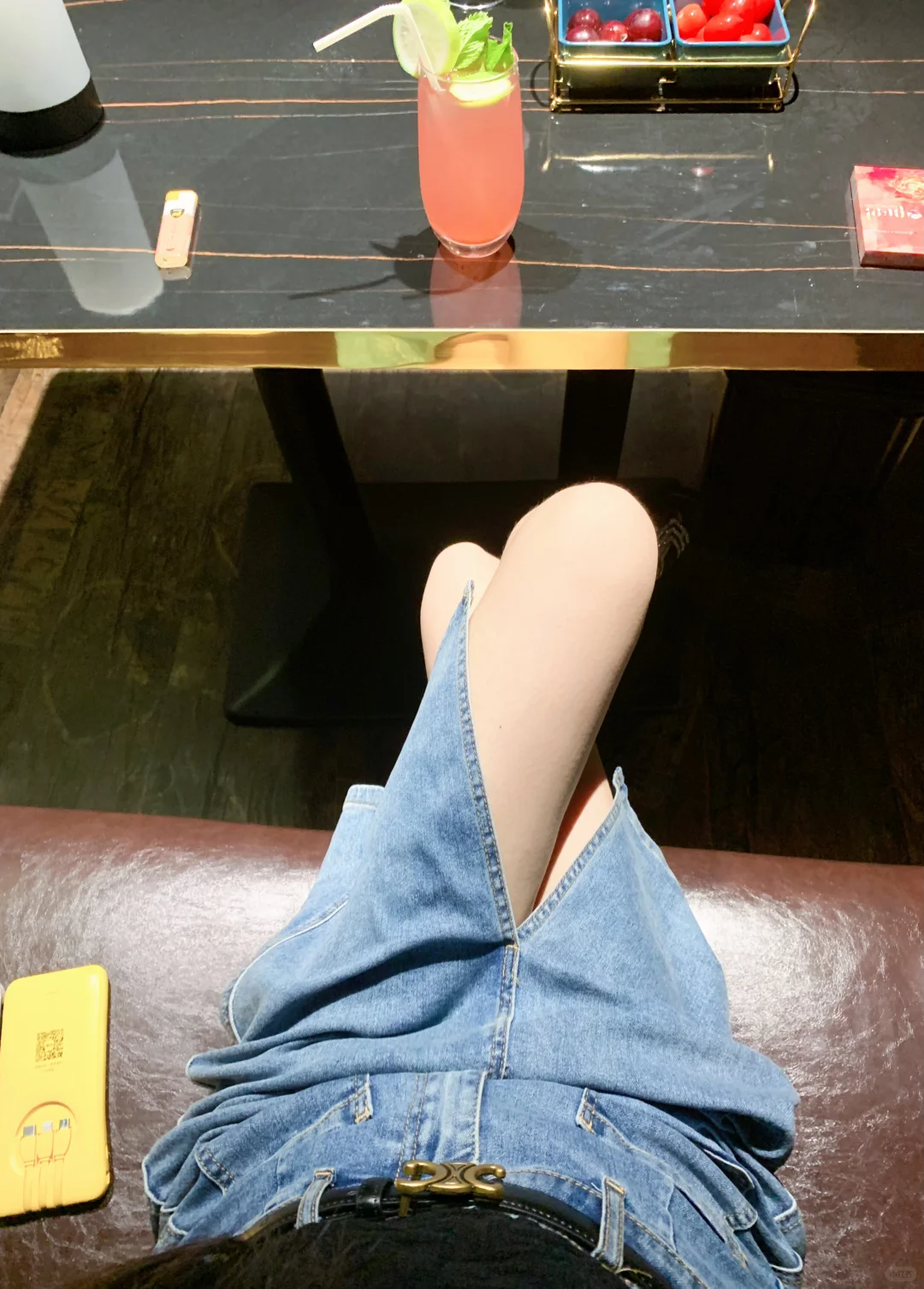 他像一滩湖时而清澈时而浑浊很静但深不见底