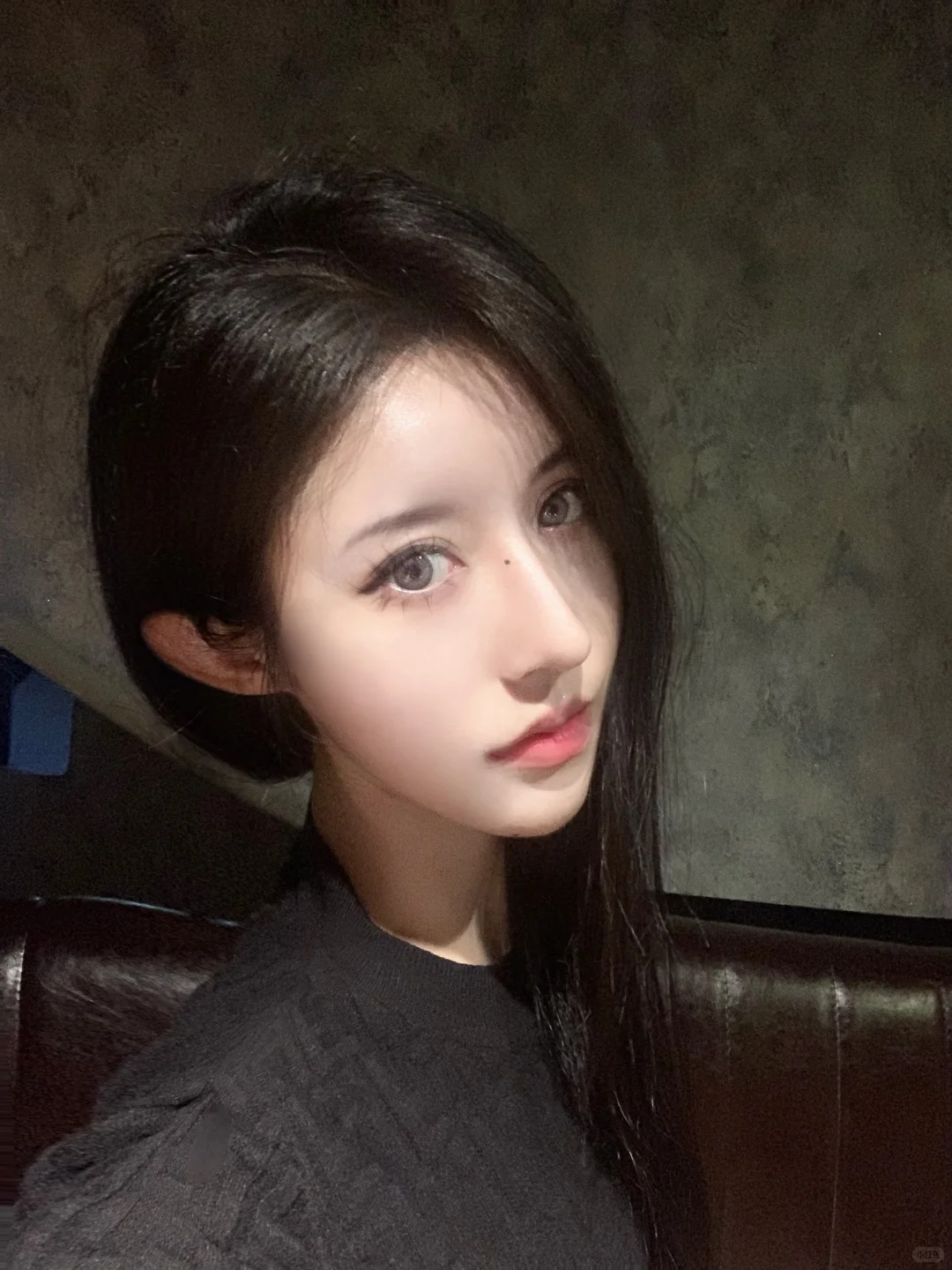 他像一滩湖时而清澈时而浑浊很静但深不见底