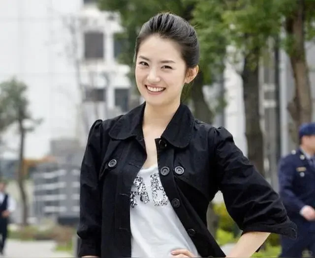  刘荷娜回应整容：阿星活在回忆里我在发光