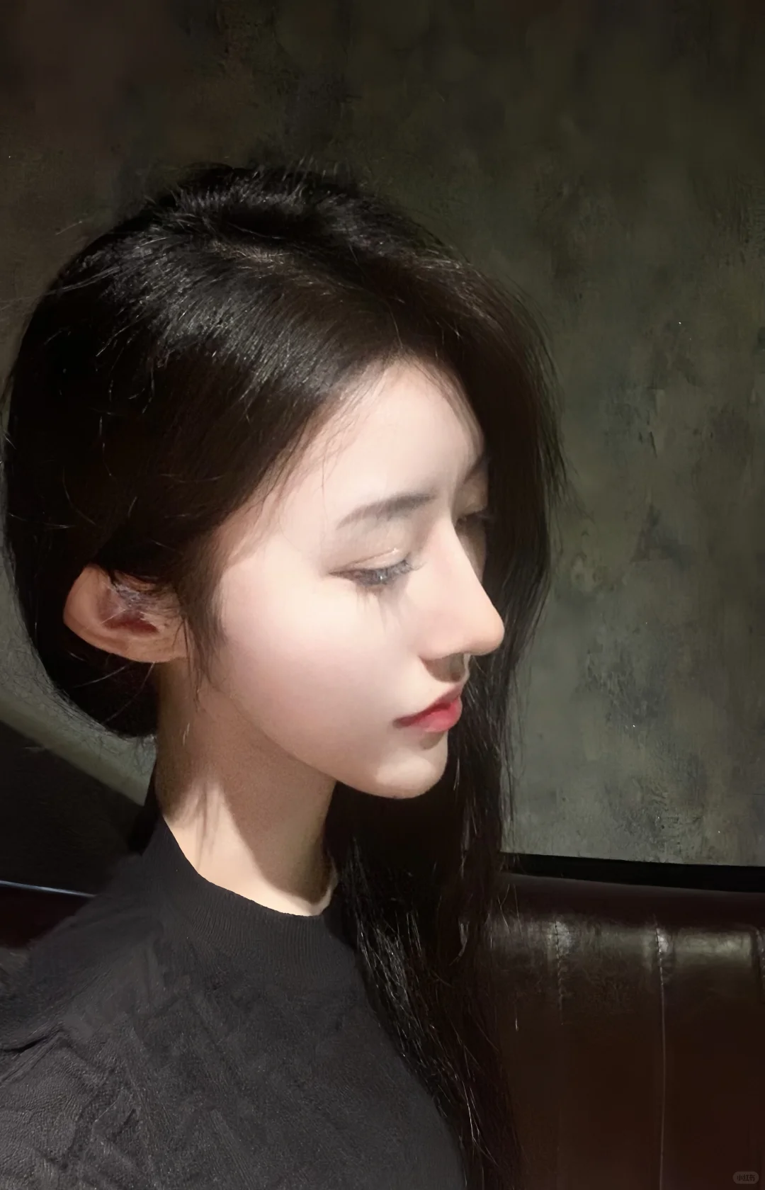 他像一滩湖时而清澈时而浑浊很静但深不见底