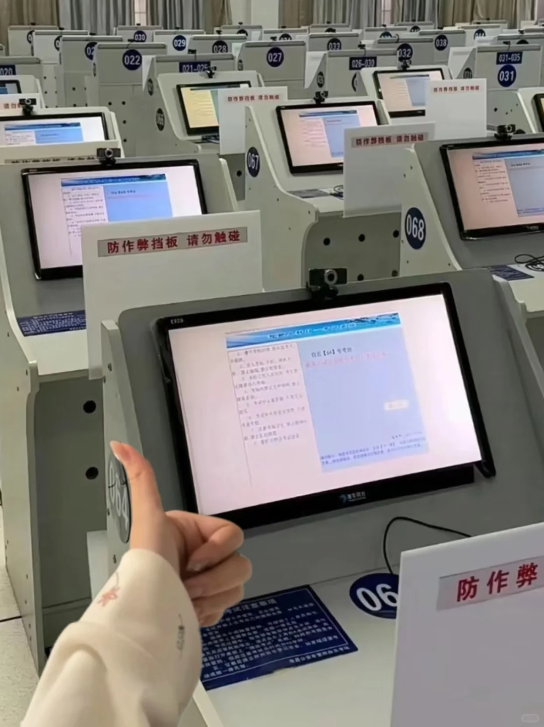 我小姨监考过证券从业，给周六考的提个醒