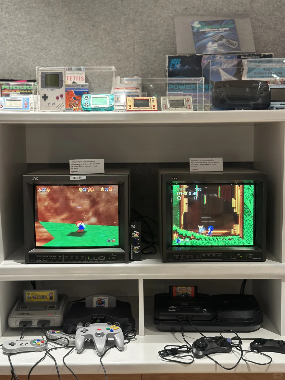 储存“旧时光能量块”的店铺，古董游戏机。