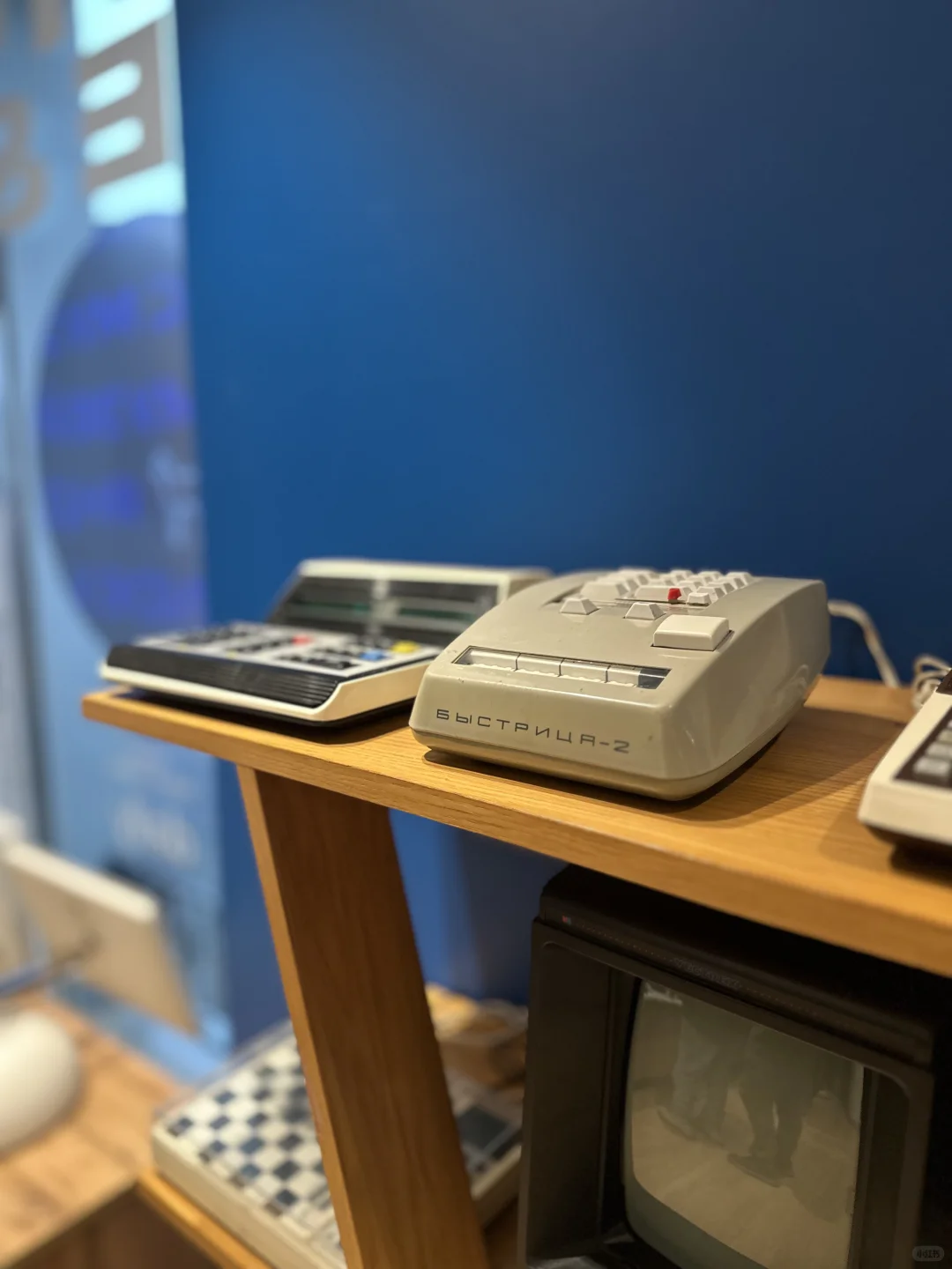 储存“旧时光能量块”的店铺，古董游戏机。