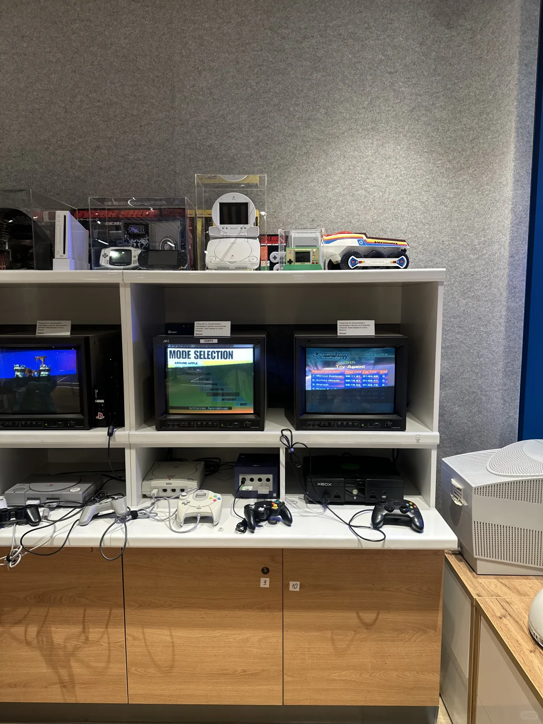 储存“旧时光能量块”的店铺，古董游戏机。