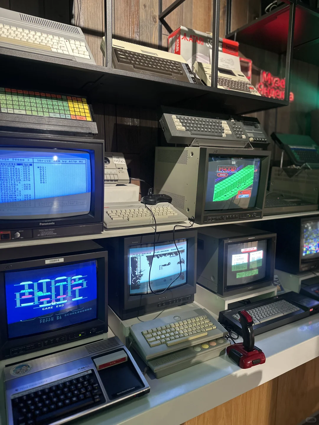 储存“旧时光能量块”的店铺，古董游戏机。