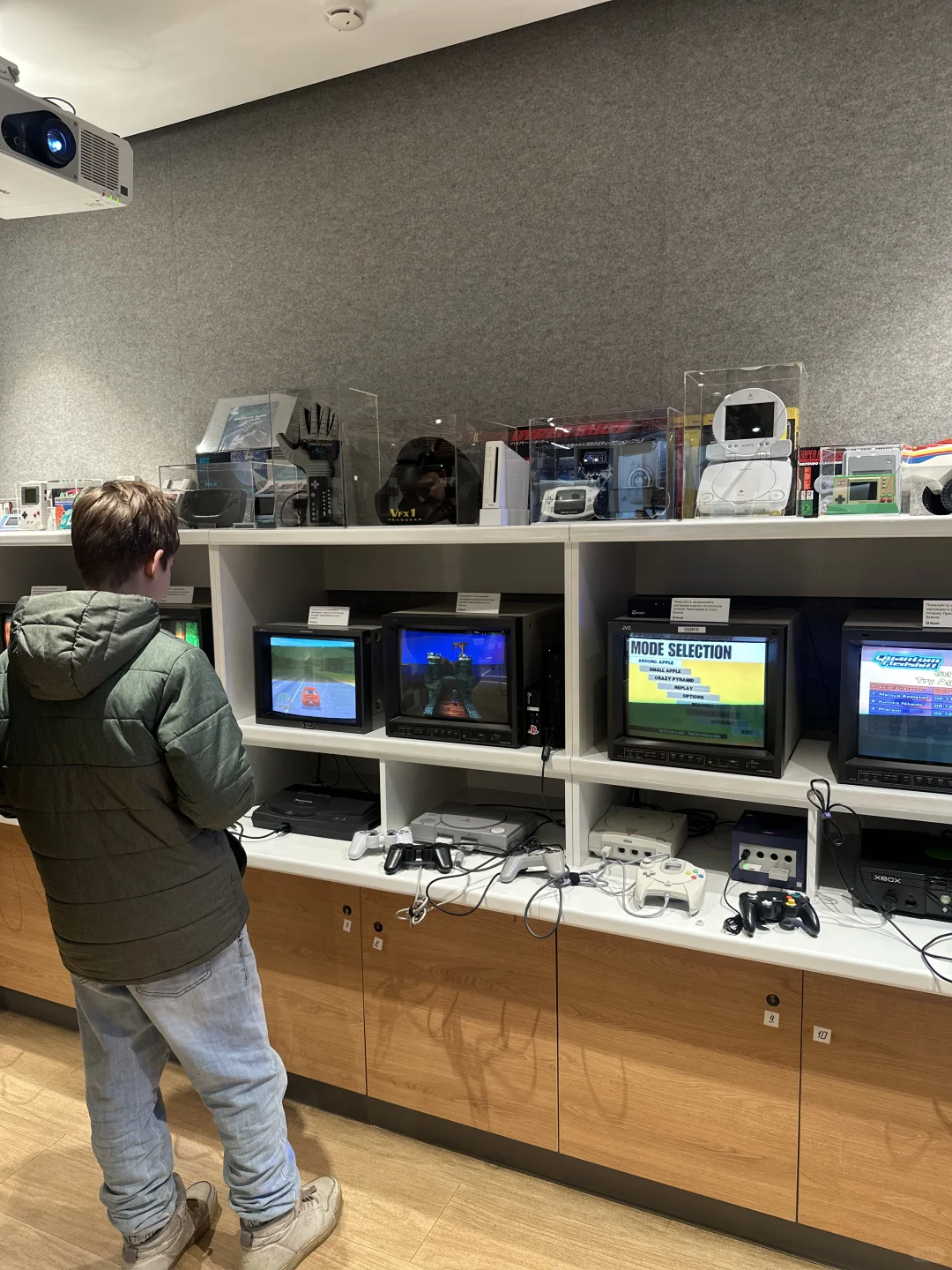 储存“旧时光能量块”的店铺，古董游戏机。