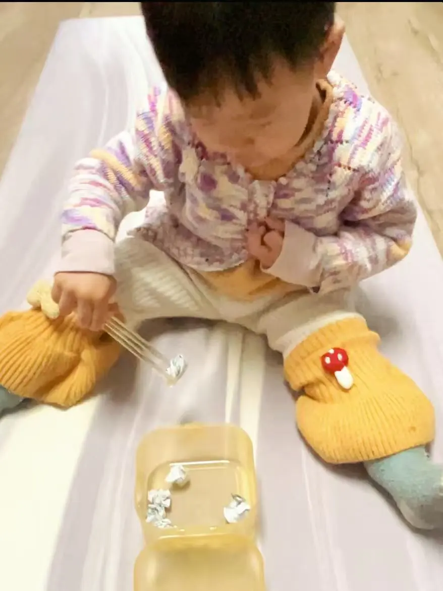 早教游戏｜22月龄宝宝精细动作练习