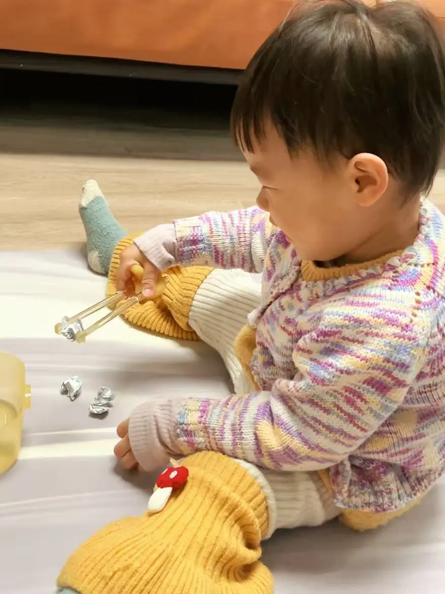 早教游戏｜22月龄宝宝精细动作练习