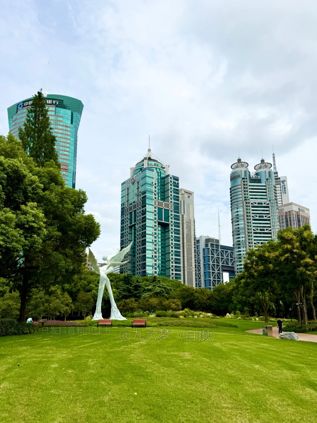 我在上海找到了现实版FrutigerAero插画