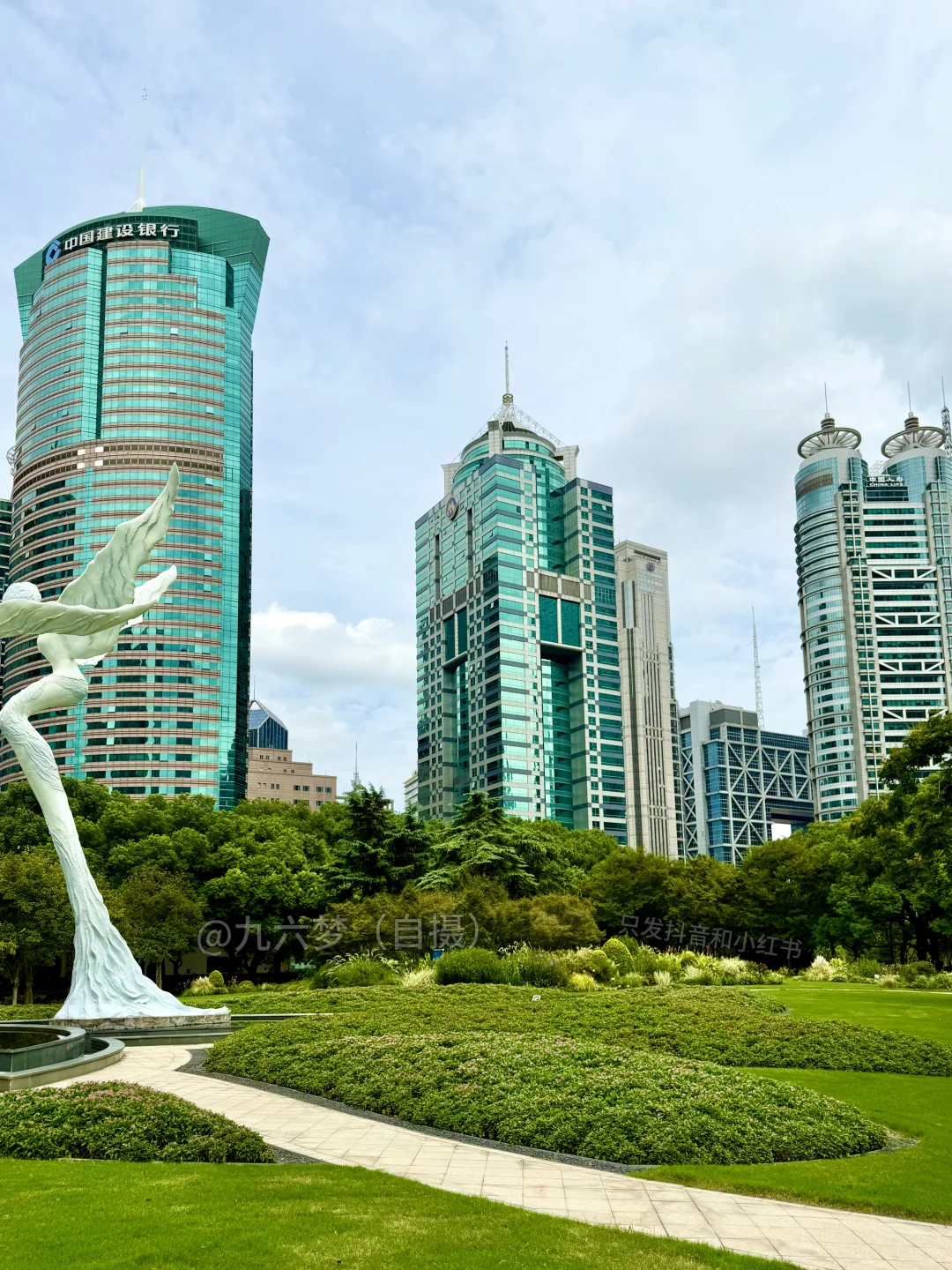 我在上海找到了现实版FrutigerAero插画