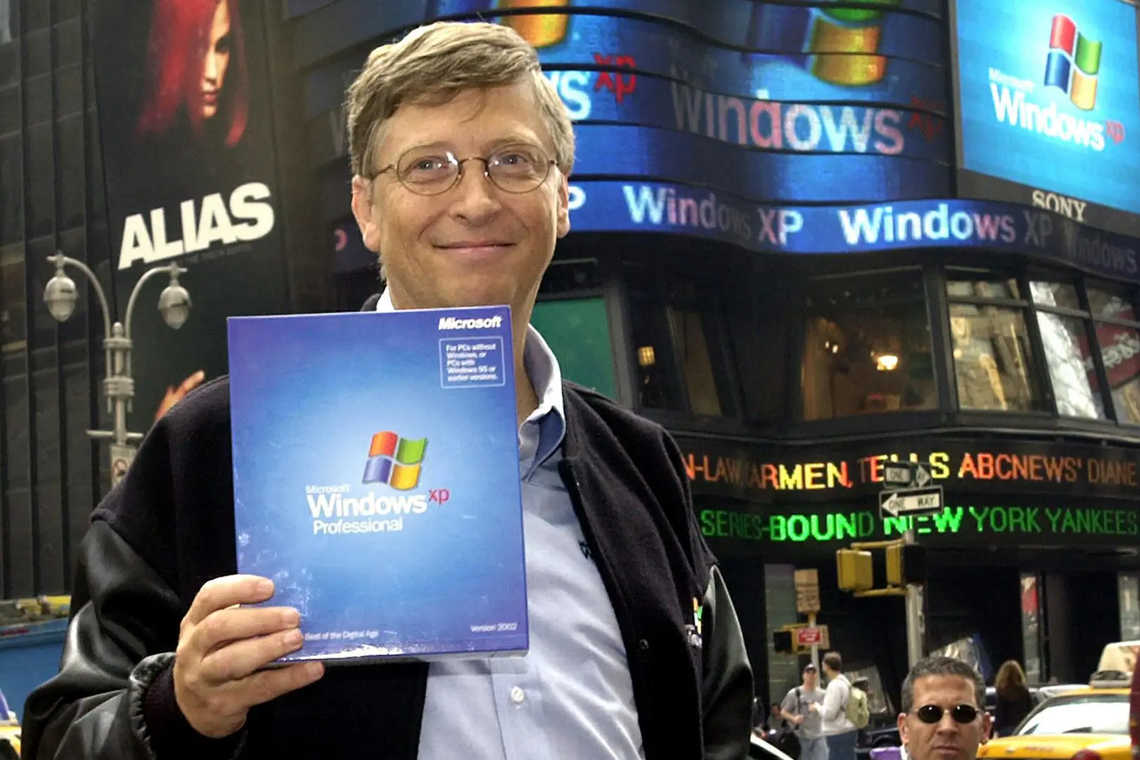 2001年地球首富比尔·盖茨在纽约发布XP