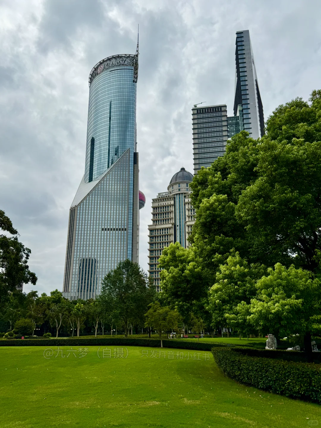 我在上海找到了现实版FrutigerAero插画