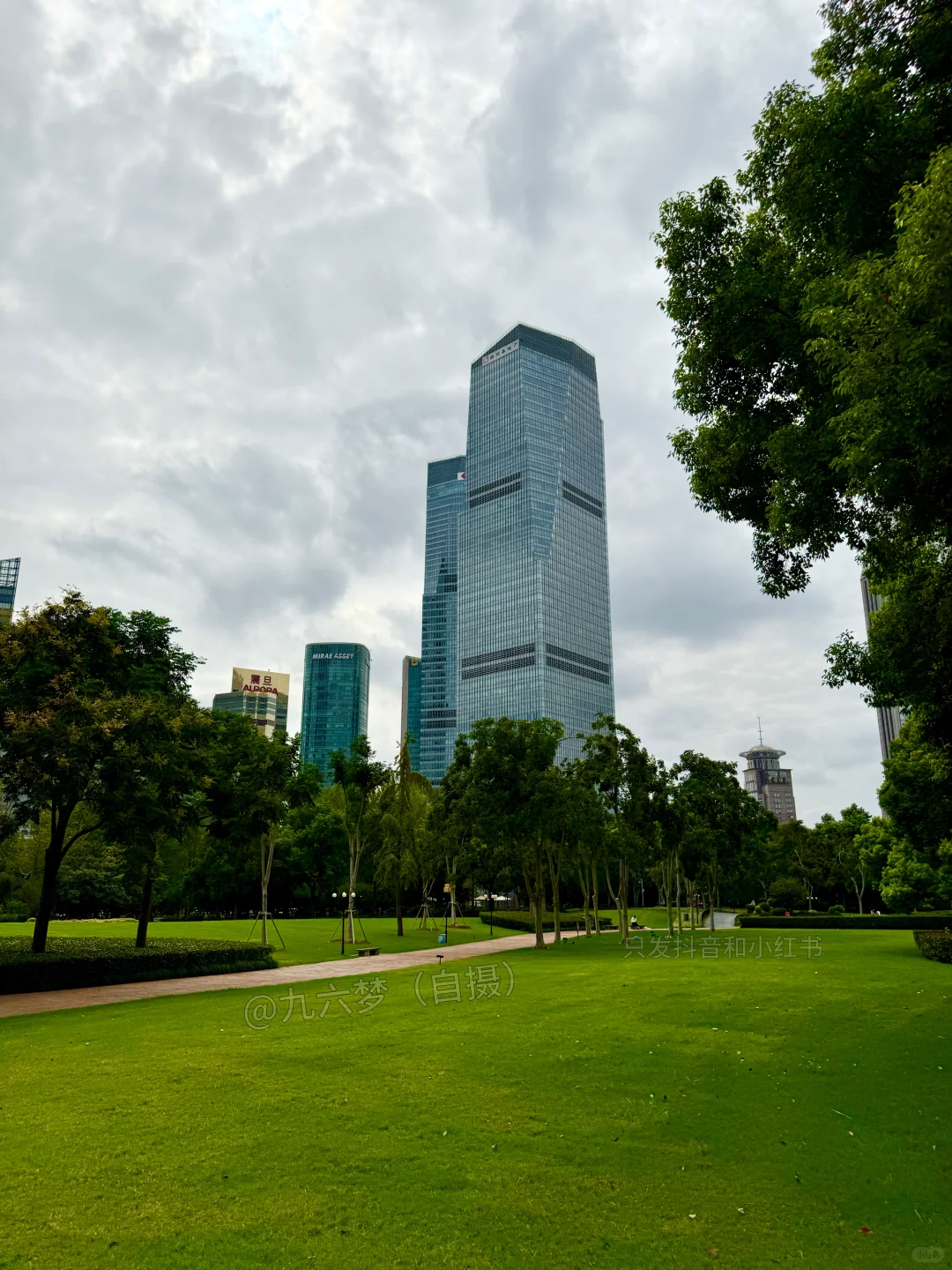 我在上海找到了现实版FrutigerAero插画