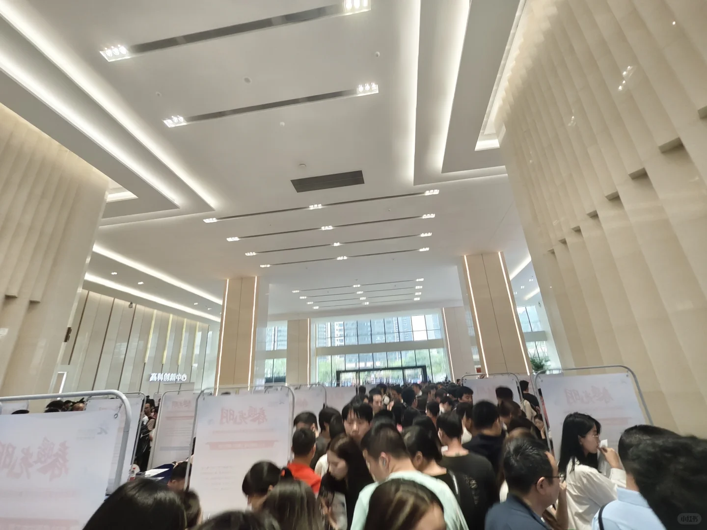 带着孩子参加招聘会