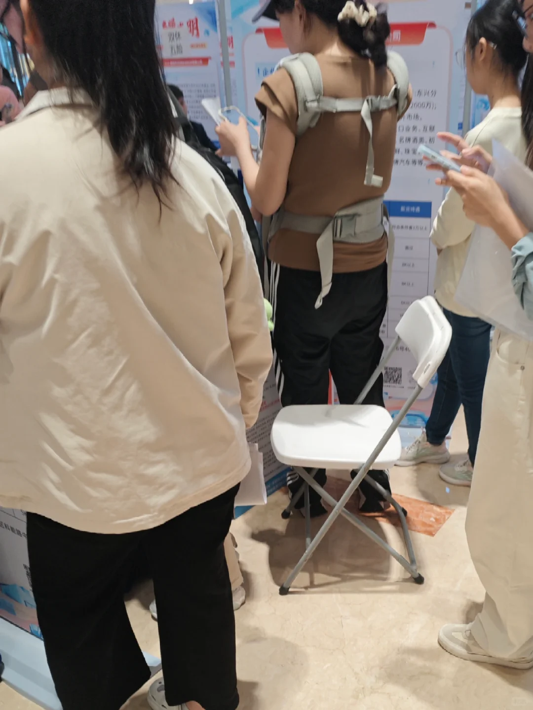 带着孩子参加招聘会