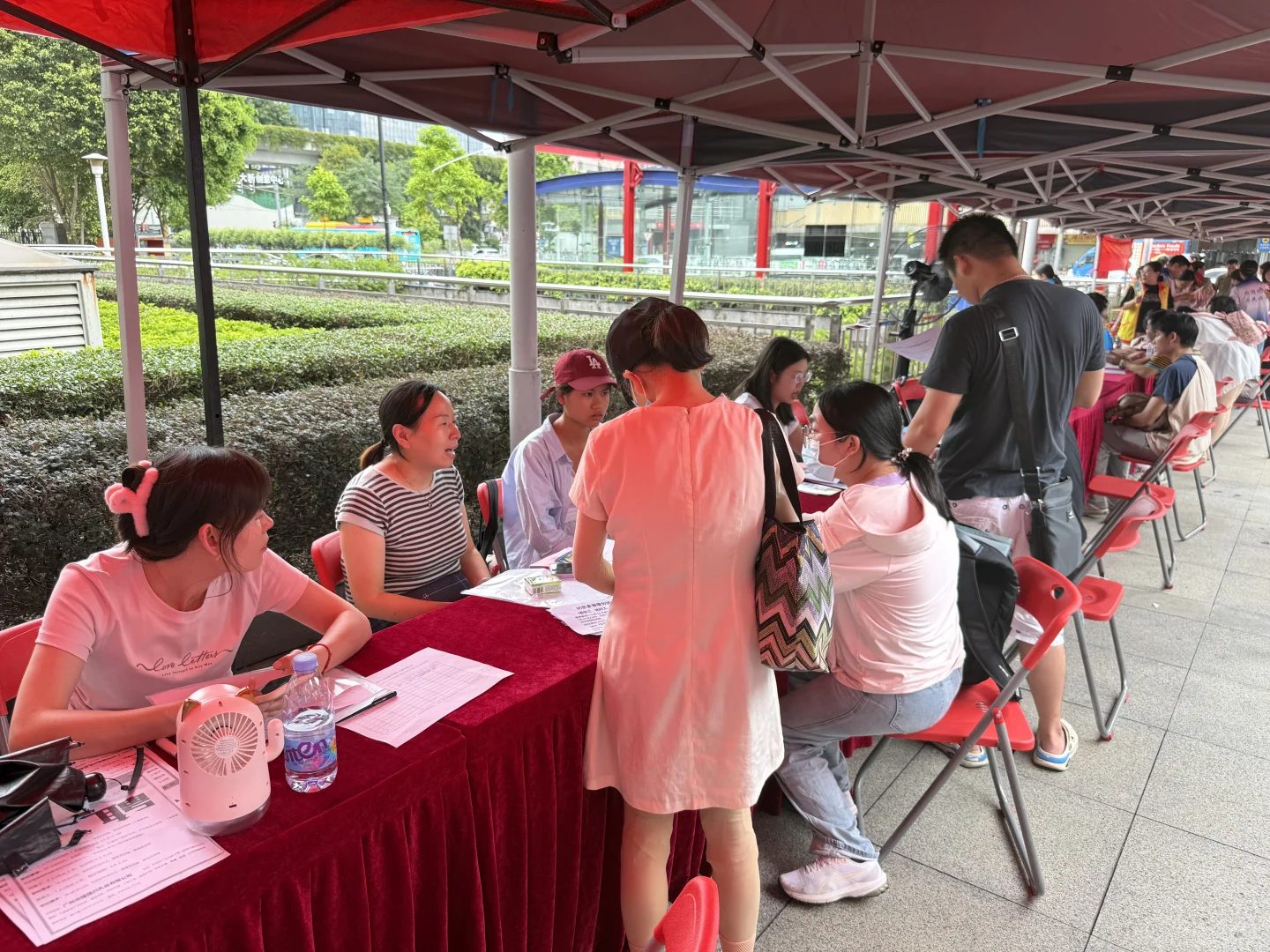 昨天招聘现场，今天下午林和街还有招聘会～