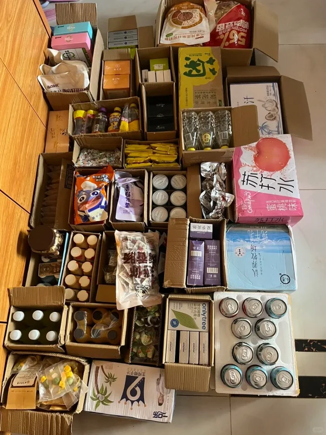 感谢商家寄来的零食样品，快堆不下了?