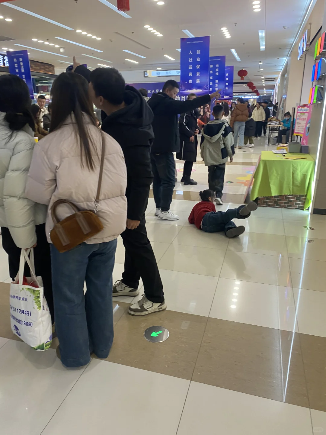 寻这个粉衣服小姐姐
