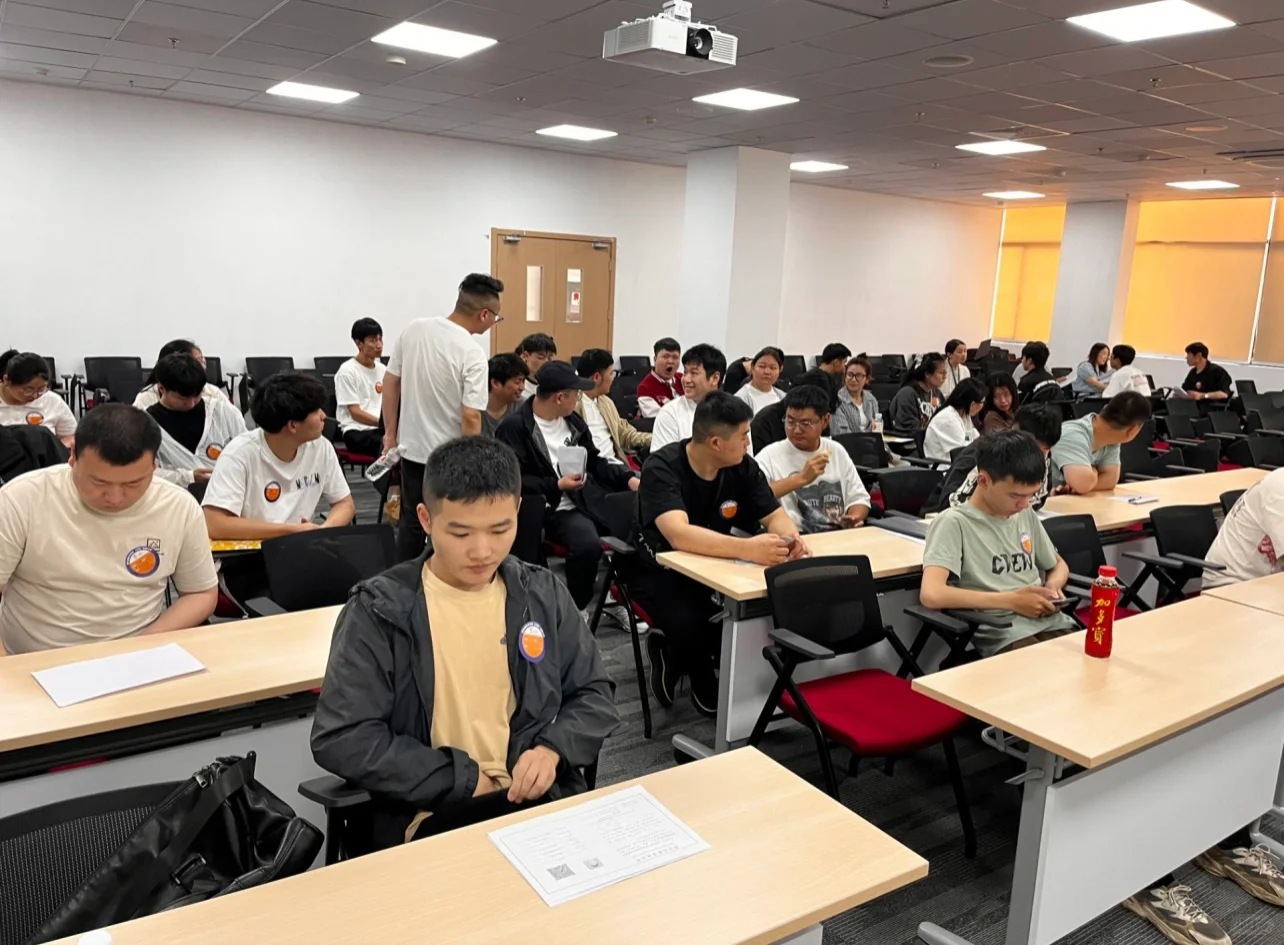 上二休二,五险一金,年14年,年薪年15年