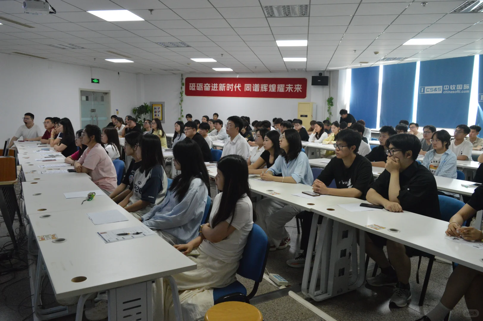 不出基地，就可以参加专场招聘会
