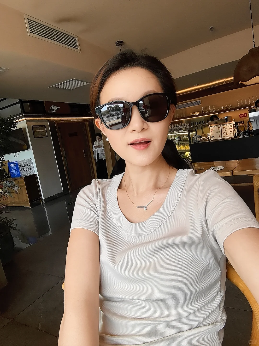37岁的前台小姐姐 月薪9800