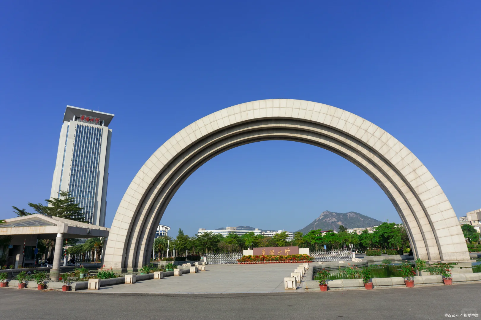 华侨大学招聘行政助理1名，本科起报