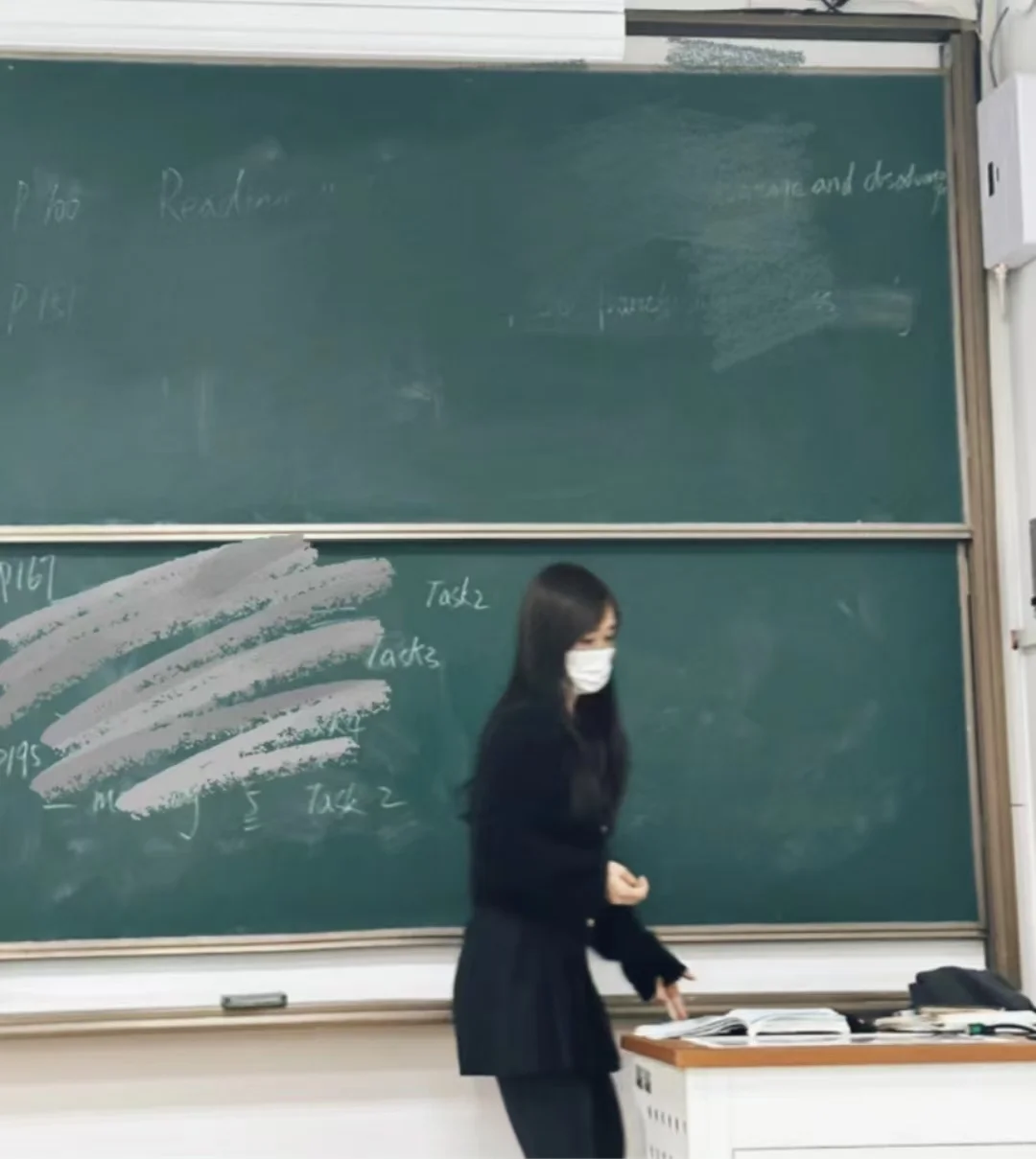 新来的00后教师带班能力真的强!(高校版)