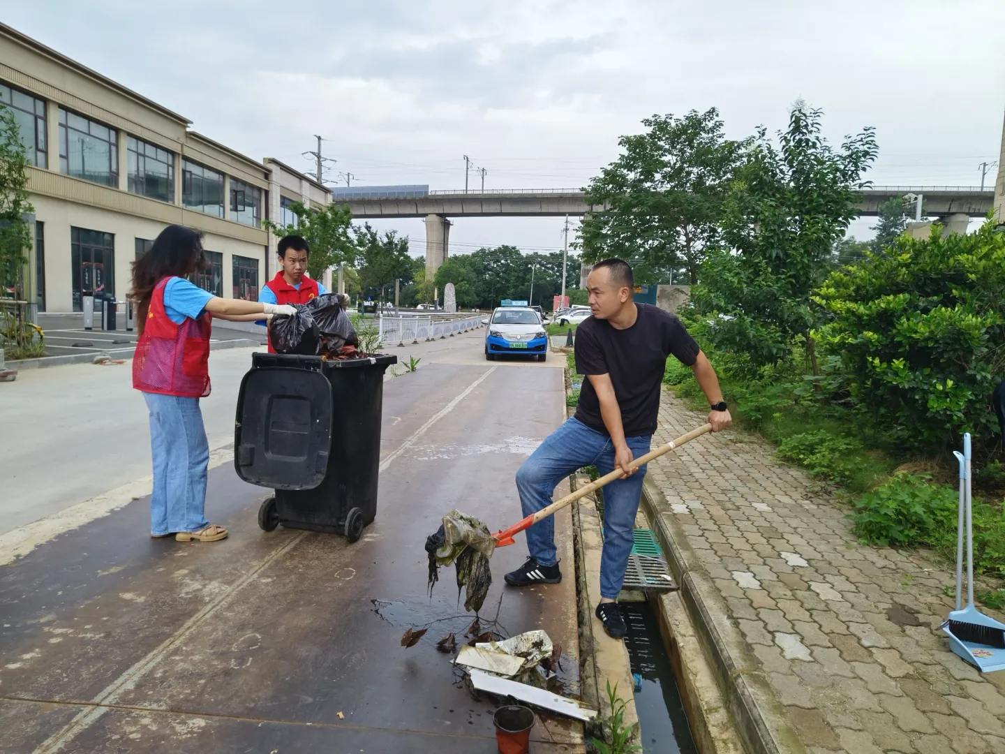  携手净化家园，共建美丽社区