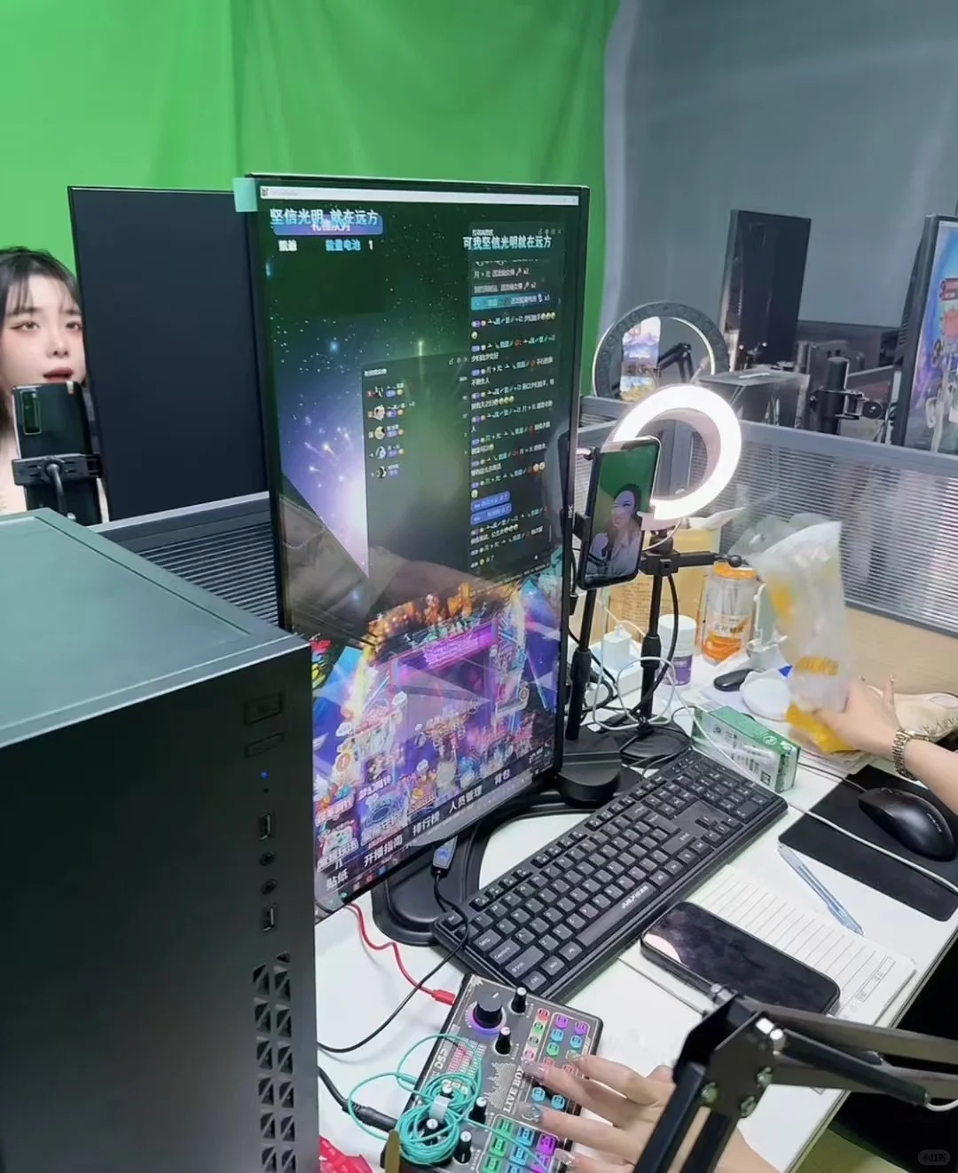 公司一个00后的小女生，一个月到手小3w，直播