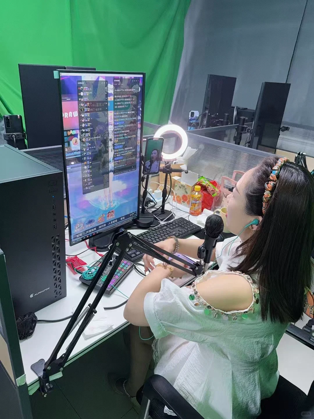 公司一个00后的小女生，一个月到手小3w，直播