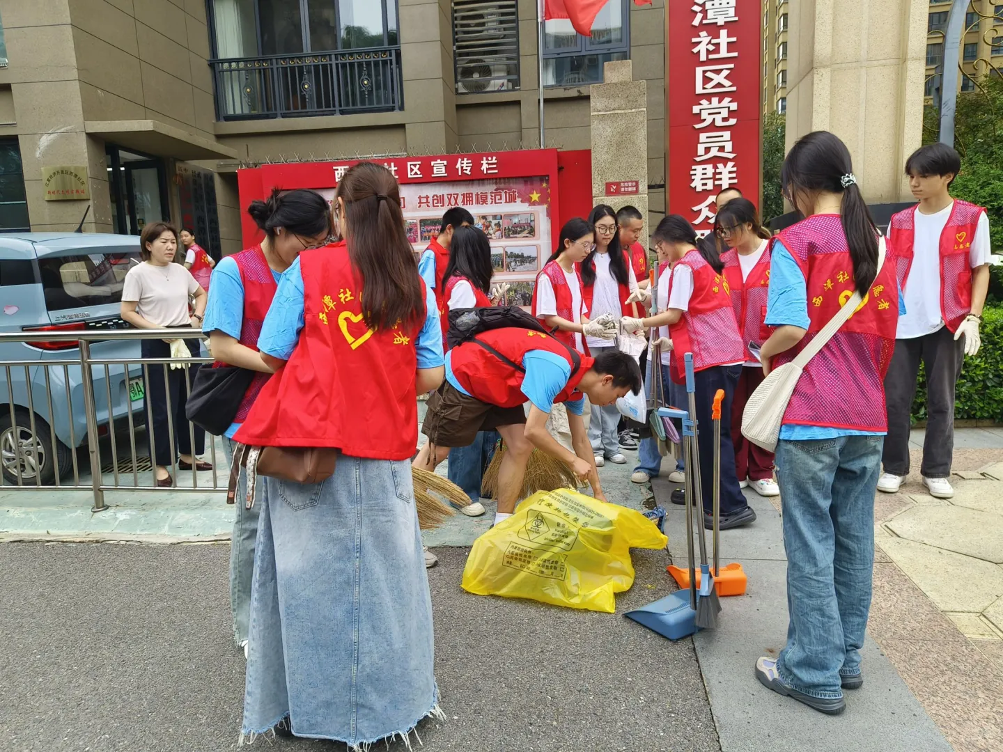  携手净化家园，共建美丽社区