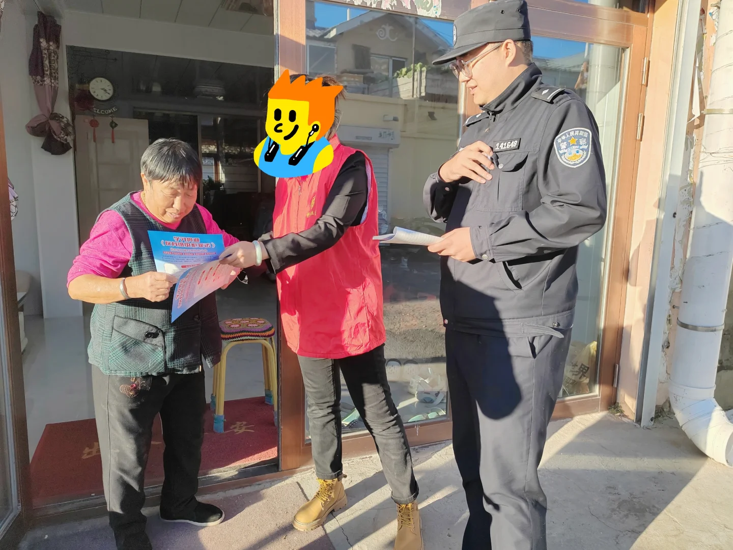 社区工作者和民警下户