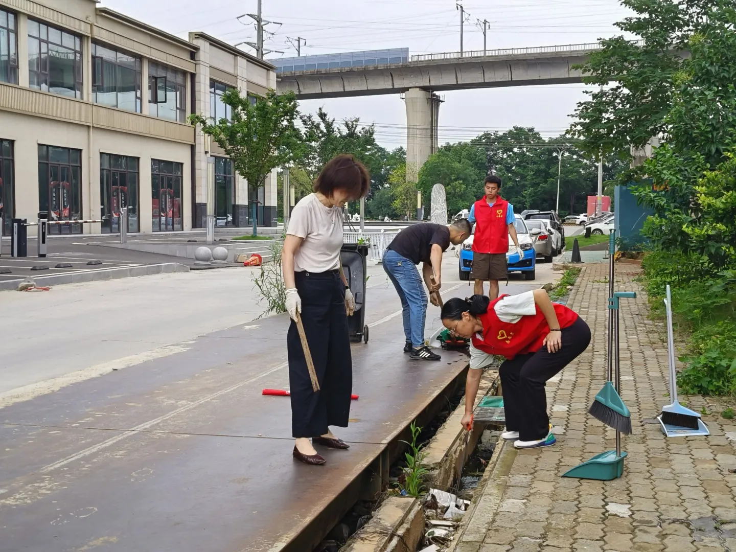  携手净化家园，共建美丽社区