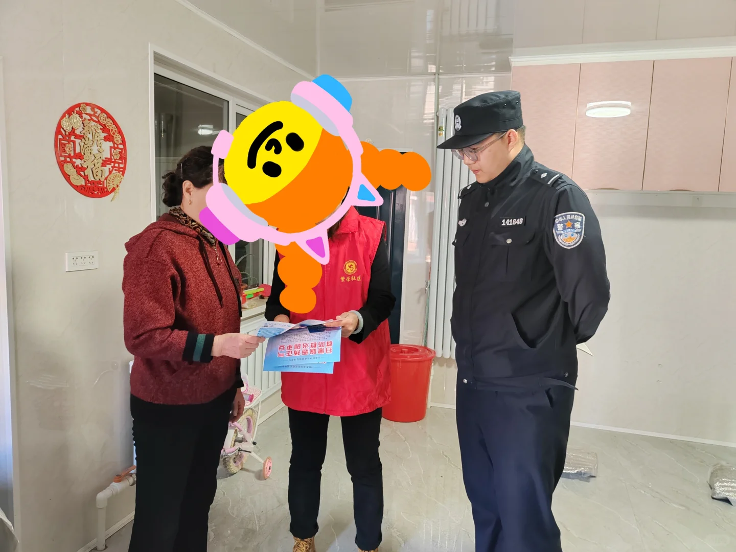 社区工作者和民警下户