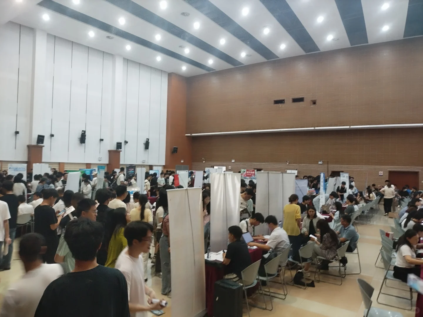 6.11安大招聘会:时代投射到大学的笑与泪