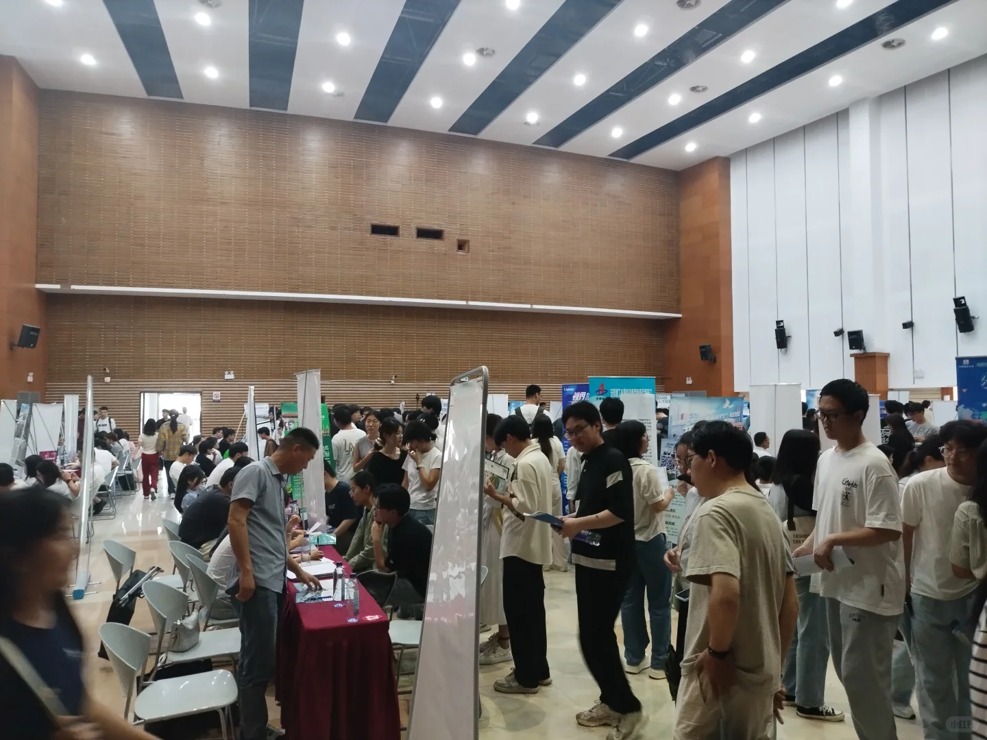 6.11安大招聘会:时代投射到大学的笑与泪