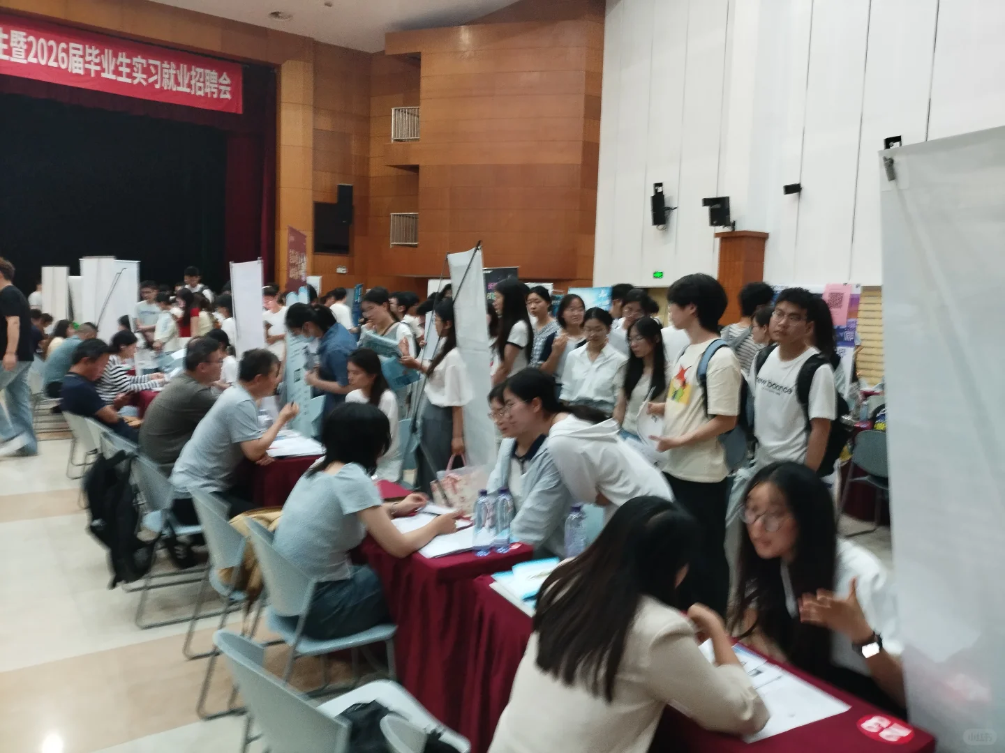 6.11安大招聘会:时代投射到大学的笑与泪