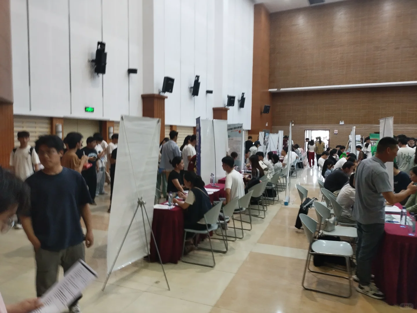 6.11安大招聘会:时代投射到大学的笑与泪