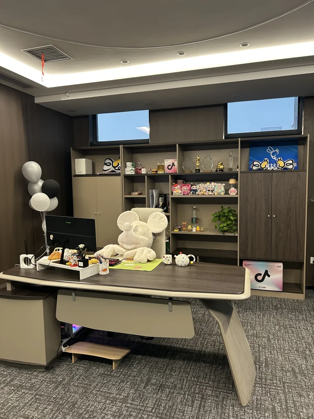 成都00后女老板开公司了，在线招人