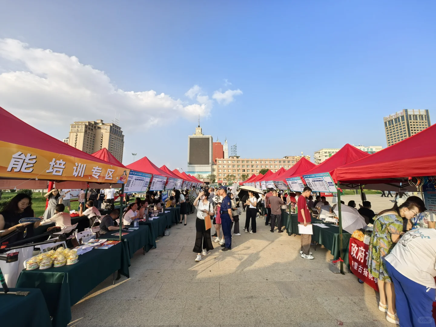 新闻选题｜夜市招聘会怎么写？