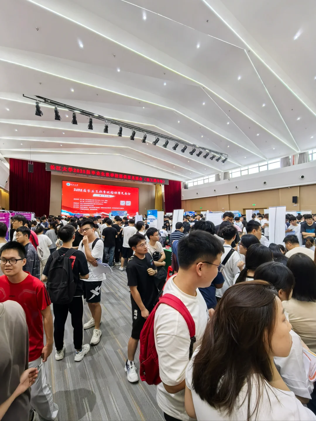 爆棚!长江大学秋招现场直击
