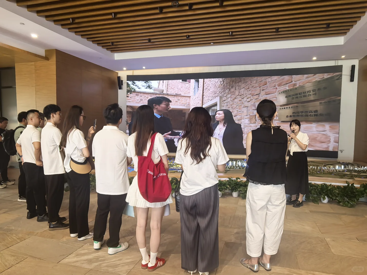 “零碳益起行”小组联动校企金共筑绿色生态