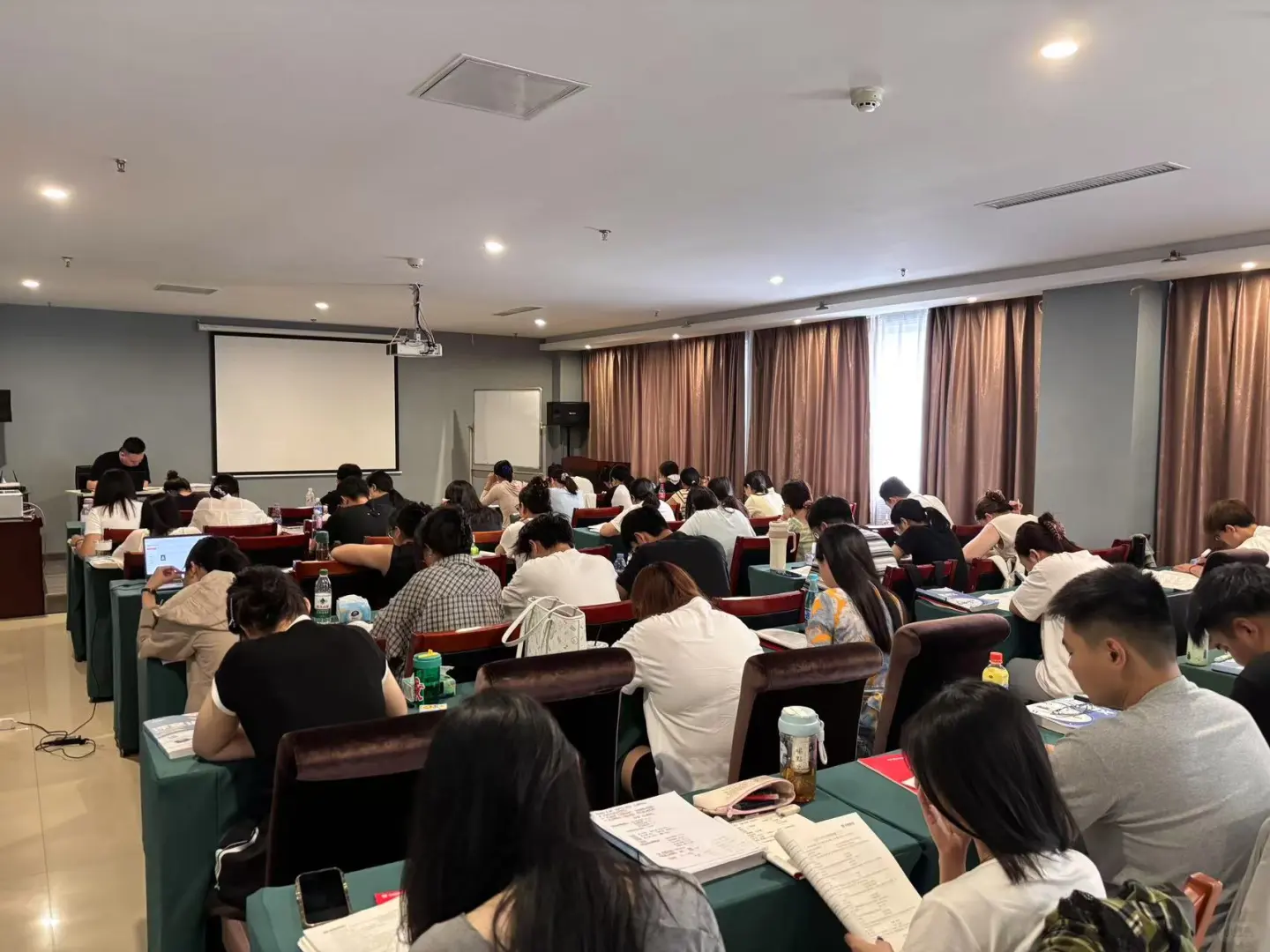 同学们太认真啦~