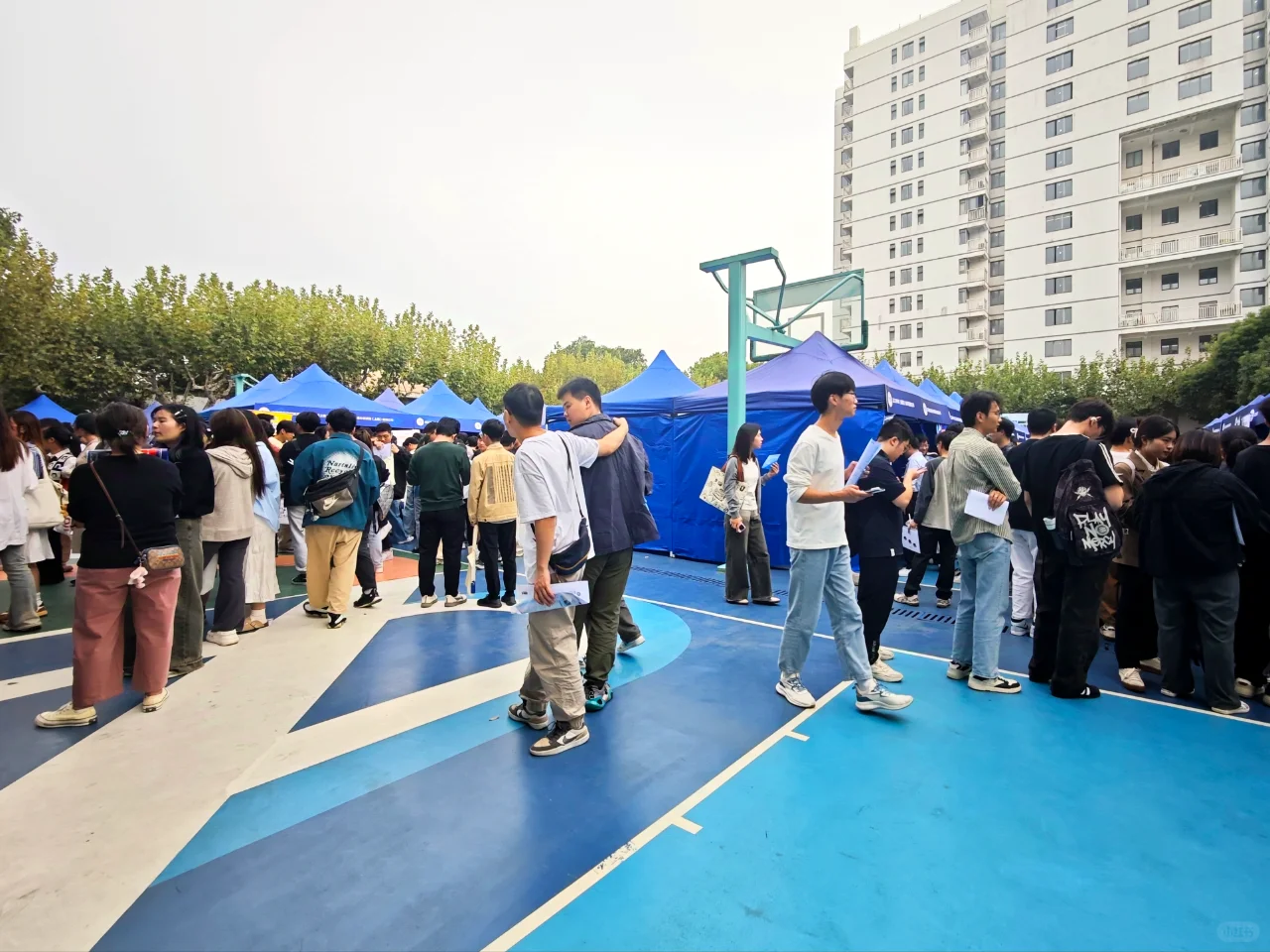 场面火爆，秋天的第一场校园招聘会来了