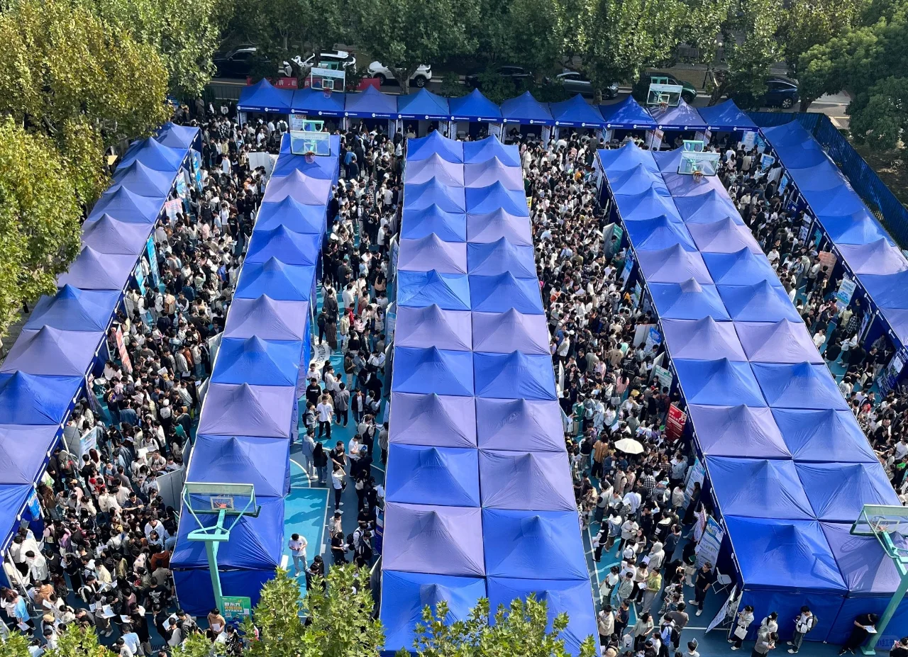 场面火爆，秋天的第一场校园招聘会来了