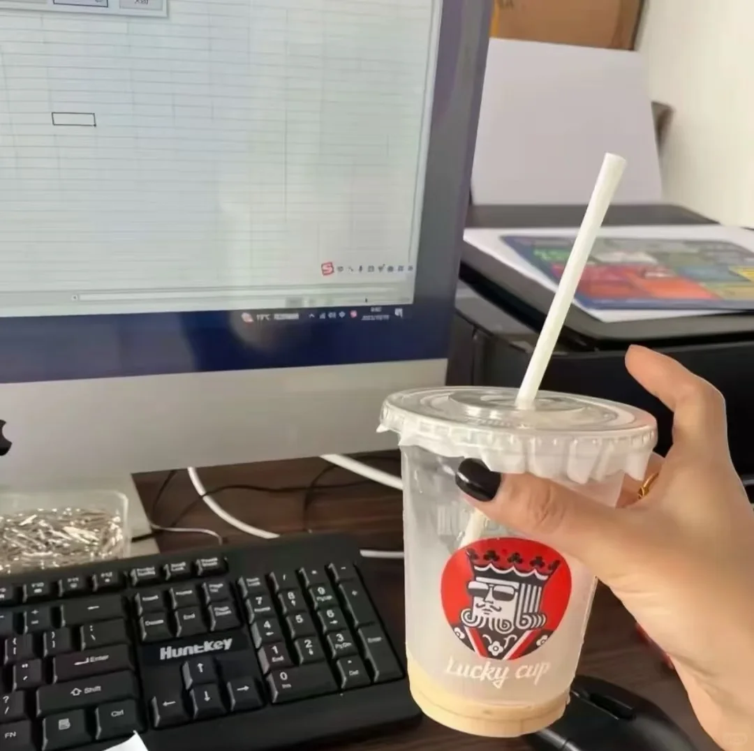 招聘行政部文员——月收入过万坐着玩手机